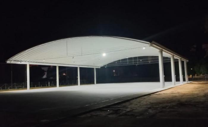 Cubierta autoportante de 33 metros de luz para pista deportiva en Colegio Marianista
