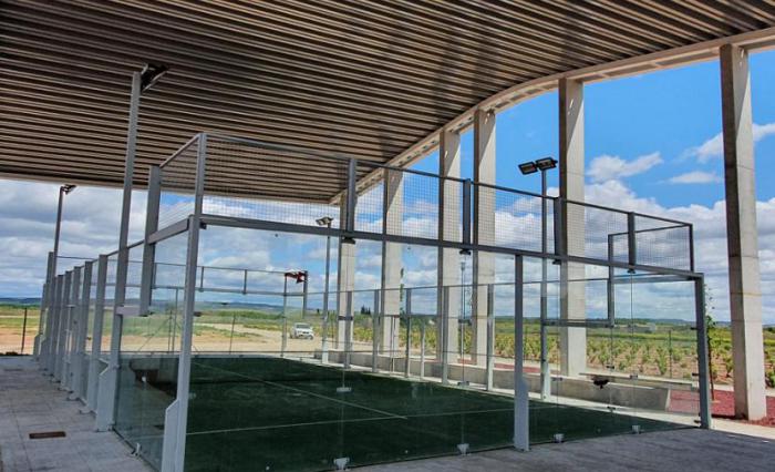 Cubierta Autoportante recta con 17 metros de vano libre sin apoyo intermedio para la cubrición de una instalación deportiva